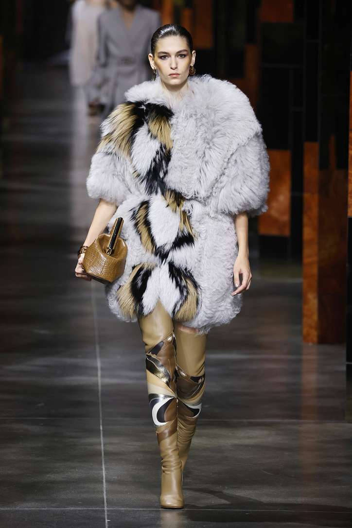 Лучшие образы коллекции Fendi весна-лето 2022 фото №3