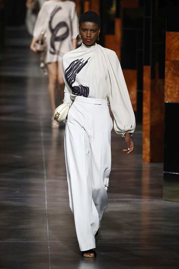 Лучшие образы коллекции Fendi весна-лето 2022 фото №14