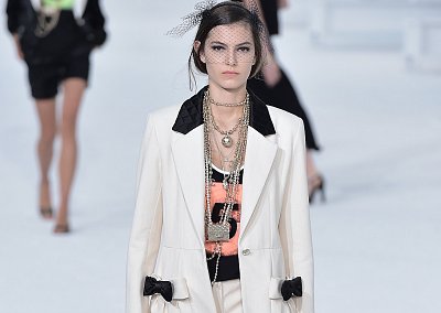 Лучшие образы с показа Chanel весна-лето 2021 Лучшие образы с показа Chanel весна-лето 2021